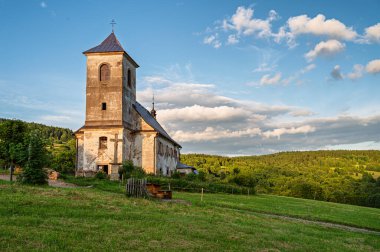 Doğu Bohemya 'daki Bartosovice' deki eski yıkılmış kilise (Vrchni Orlice)