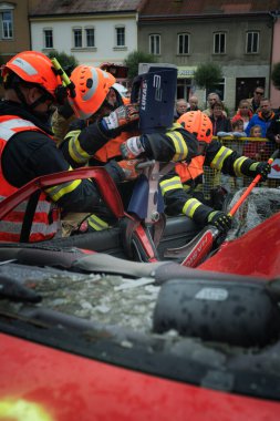 Kostelec nad Orlici, Çek Cumhuriyeti - 7 Haziran 2025: Çek itfaiyeciler, yarışma sırasında meydana gelen kazalarda yaralanan kişileri kurtarmak için kurtarma ekipmanları kullanıyorlar