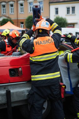 Kostelec nad Orlici, Çek Cumhuriyeti - 7 Haziran 2025: Çek itfaiyeciler, yarışma sırasında meydana gelen kazalarda yaralanan kişileri kurtarmak için kurtarma ekipmanları kullanıyorlar