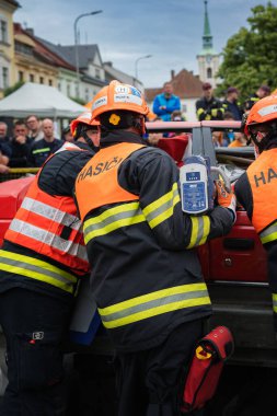 Kostelec nad Orlici, Çek Cumhuriyeti - 7 Haziran 2025: Çek itfaiyeciler, yarışma sırasında meydana gelen kazalarda yaralanan kişileri kurtarmak için kurtarma ekipmanları kullanıyorlar