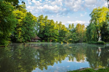 Çek Cumhuriyeti, Castolovice 'deki Rönesans Şatosu. Yaz güneşli sabahlarında kale İngiliz Parkı.