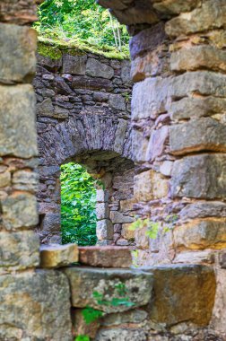 Çek-Polonya sınır bölgesinde bir barok şapelinin kalıntıları. Kamieczyk, Polonya.