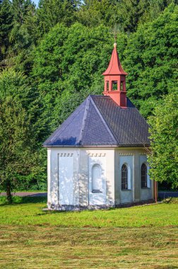 Dağ vadisindeki küçük beyaz şapel. Orlicke Dağları, Çek Cumhuriyeti.