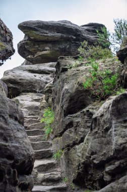 Büyük Tisa Kayaları - Bohemian İsviçre 'de doğal kaya oluşumları, Muhteşem kaya oluşumu Tiske steny, Çek Cumhuriyeti.