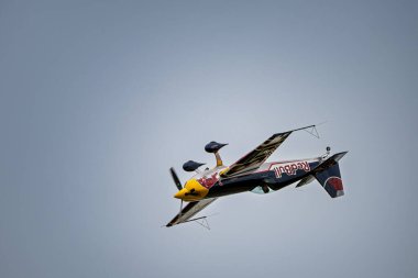 Mlada Boleslav, Çek Cumhuriyeti - 15 Haziran 2024: Ünlü akrobatik pilot Martin Sonka, Red Bull Extra 330 uçağıyla hava gösterisinde