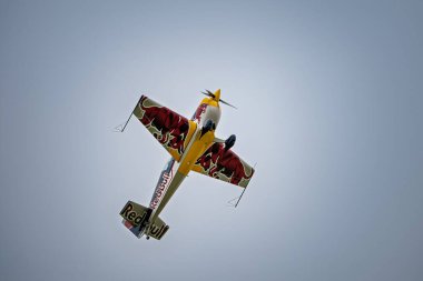 Mlada Boleslav, Çek Cumhuriyeti - 15 Haziran 2024: Ünlü akrobatik pilot Martin Sonka, Red Bull Extra 330 uçağıyla hava gösterisinde