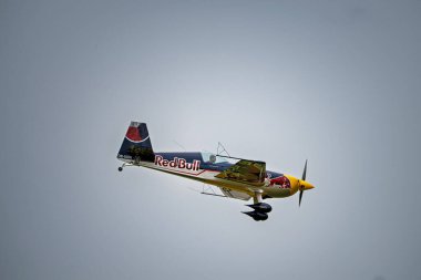 Mlada Boleslav, Çek Cumhuriyeti - 15 Haziran 2024: Ünlü akrobatik pilot Martin Sonka, Red Bull Extra 330 uçağıyla hava gösterisinde