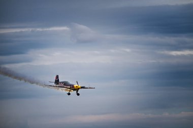 Mlada Boleslav, Çek Cumhuriyeti - 15 Haziran 2024: Ünlü akrobatik pilot Martin Sonka, Red Bull Extra 330 uçağıyla hava gösterisinde