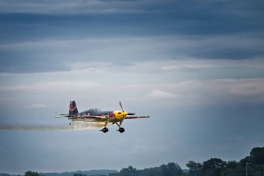 Mlada Boleslav, Çek Cumhuriyeti - 15 Haziran 2024: Ünlü akrobatik pilot Martin Sonka, Red Bull Extra 330 uçağıyla hava gösterisinde