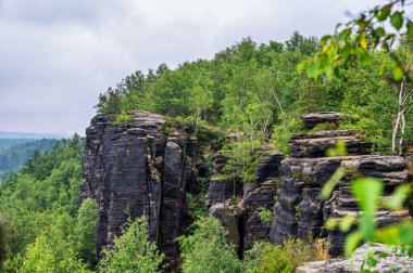 Büyük Tisa Kayaları - Bohemian İsviçre 'de doğal kaya oluşumları, Muhteşem kaya oluşumu Tiske steny, Çek Cumhuriyeti.