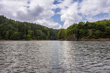 Çek Cumhuriyeti 'ni sel basmış. Çek Cumhuriyeti 'nin Orlicke Hory (Orlicke Dağları) eteklerindeki pastviny barajı. 