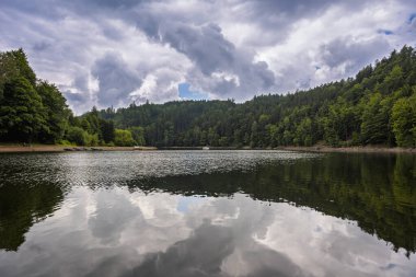Çek Cumhuriyeti 'ni sel basmış. Çek Cumhuriyeti 'nin Orlicke Hory (Orlicke Dağları) eteklerindeki pastviny barajı. 