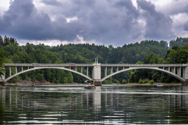 Çek Cumhuriyeti 'ni sel basmış. Çek Cumhuriyeti 'nin Orlicke Hory (Orlicke Dağları) eteklerindeki pastviny barajı. 