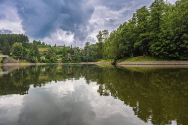 Çek Cumhuriyeti 'ni sel basmış. Çek Cumhuriyeti 'nin Orlicke Hory (Orlicke Dağları) eteklerindeki pastviny barajı. 