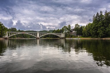 Çek Cumhuriyeti 'ni sel basmış. Çek Cumhuriyeti 'nin Orlicke Hory (Orlicke Dağları) eteklerindeki pastviny barajı. 