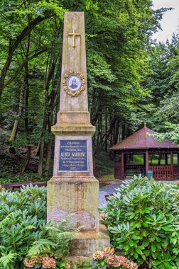 Drizna, Prepychy, Çek Cumhuriyeti - 4 Ağustos 2022: Hac yerinin baskın özelliği, 1889 yılında inşa edilen Bakire Meryem Şapeli 'dir. Çarmıhın Yolu etrafından geçiyor.. 