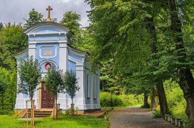 Drizna, Prepychy, Çek Cumhuriyeti - 4 Ağustos 2022: Hac yerinin baskın özelliği, 1889 yılında inşa edilen Bakire Meryem Şapeli 'dir. Çarmıhın Yolu etrafından geçiyor.. 