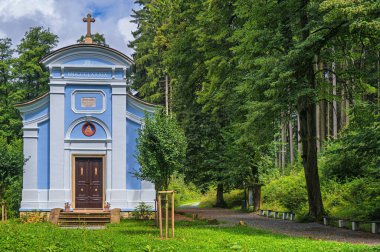 Drizna, Prepychy, Çek Cumhuriyeti - 4 Ağustos 2022: Hac yerinin baskın özelliği, 1889 yılında inşa edilen Bakire Meryem Şapeli 'dir. Çarmıhın Yolu etrafından geçiyor.. 