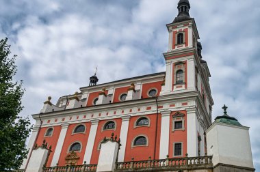 Luze, Çek Cumhuriyeti - 14 Ağustos 2021: Luze Kosumberk, Çek Cumhuriyeti 'ndeki Barok Kilisesi. Bulutlu yağmurlu gökyüzü. Chlumek 'teki Bakire Meryem Kilisesi, ilk barok, 1690-1695 yılları arasında inşa edilmiş..