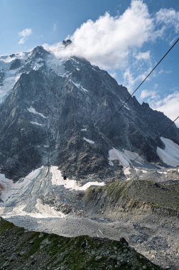 CHAMONIX, FRANCE - 24 Ağustos 2021: Fransa 'nın Chamonix kasabası yakınlarındaki Fransız Alplerinde Mont Blanc' taki Aiguille du Midi 3842 m dağına giden kablo araba vagonu