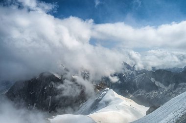 Chamonix vadisi, Fransız Alpleri 'nde Aiguille du Midi tepesinde kayalık bir dağ manzarası. Chamonix-Montblanc bölgesi, Montblanc turu güzel manzara Aiguille du Midi zirvesi, Fransa