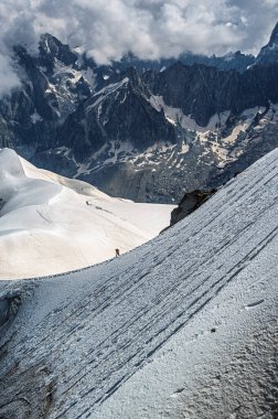 Chamonix vadisi, Fransız Alpleri 'nde Aiguille du Midi tepesinde kayalık bir dağ manzarası. Chamonix-Montblanc bölgesi, Montblanc turu güzel manzara Aiguille du Midi zirvesi, Fransa