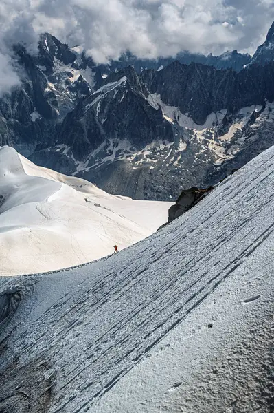 Chamonix vadisi, Fransız Alpleri 'nde Aiguille du Midi tepesinde kayalık bir dağ manzarası. Chamonix-Montblanc bölgesi, Montblanc turu güzel manzara Aiguille du Midi zirvesi, Fransa