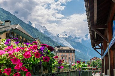 CHAMONIX, FRANCE - 24 Ağustos 2021: Fransa Chamonix şehir yaz fotoğrafları. Güzel Alpler Şehri  