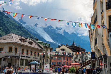 CHAMONIX, FRANCE - 24 Ağustos 2021: Fransa Chamonix şehir yaz fotoğrafları. Güzel Alpler Şehri  