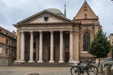 Cenevre, İsviçre - 25 Ağustos 2021: Cenevre, İsviçre 'de büyüleyici bir cadde, eski mimari, anıtlar ve kaldırım taşları sergileniyor.