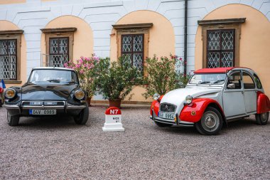 Rychnov, Çek Cumhuriyeti - 23 Ağustos 2025: Eski araba ve motosikletlerin buluşması. Rychnov Nad Kneznou 'nun güzel barok kalesinde klasik arabalar sergileniyor..