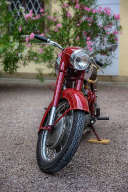 Rychnov, Çek Cumhuriyeti - 23 Ağustos 2025: Eski araba ve motosikletlerin buluşması. Rychnov nad Kneznou 'nun güzel barok kalesinde klasik arabalar sergileniyor. Çekoslovak Jawa 500 OHC 1956.