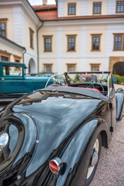 Rychnov, Çek Cumhuriyeti - 23 Ağustos 2025: Eski araba ve motosikletlerin buluşması. Rychnov nad Kneznou 'nun güzel barok kalesinde klasik arabalar sergileniyor. 1938 'den Çekoslovak Skoda Popüler.