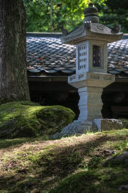 Polonya 'nın Karpacz kentindeki Siruwia Japon Bahçesi' nde güzel düzenlenmiş ve sergilenmiş huzurlu zen bahçesi.