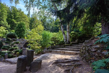 Polonya 'nın Karpacz kentindeki Siruwia Japon Bahçesi' nde güzel düzenlenmiş ve sergilenmiş huzurlu zen bahçesi.