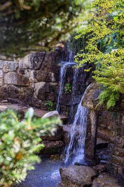 Polonya 'nın Karpacz kentindeki Siruwia Japon Bahçesi' nde güzel düzenlenmiş ve sergilenmiş huzurlu zen bahçesi.