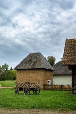 Güney Moravya 'dan geleneksel kerpiç ve ahşap evler. Strnice, Çek Cumhuriyeti, Avrupa Açık Hava Müzesi.