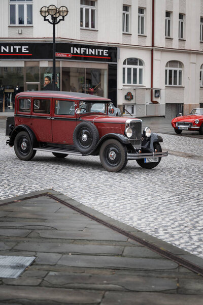 Градец Кралове, Чехия - 6 сентября 2025 года: Публичная выставка классических автомобилей и мотоциклов. - Да. Винтажная коллекция европейских и американских автомобилей. 