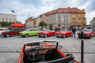 Hradec Kralove, Çek Cumhuriyeti - 6 Eylül 2025: Klasik araba ve motosikletlerin halka açık sergisi. - Evet. Klasik Avrupa ve Amerikan araba koleksiyonu. 