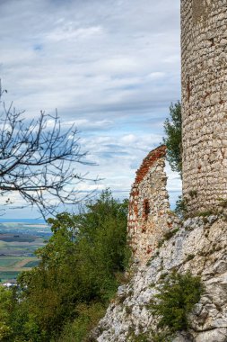 Çek Cumhuriyeti, Palava tepelerindeki Devicky kalesinin kalıntıları.