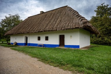 Açık hava müzesinde sazdan çatısı olan geleneksel halk evi. Straznice, Çek Cumhuriyeti.