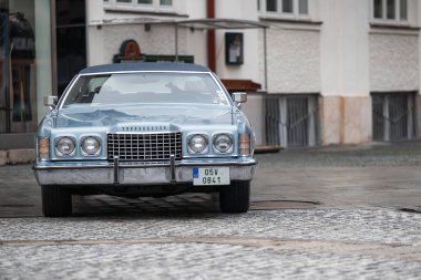 Hradec Kralove, Çek Cumhuriyeti - 6 Eylül 2025: Ford Thunderbird 1973. Klasik araba ve motosikletlerin halka açık sergisi. - Evet. Klasik Avrupa ve Amerikan araba koleksiyonu. 