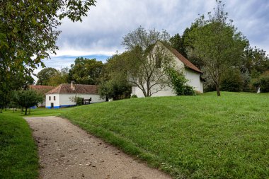Üzüm bağı binaları. Çek Cumhuriyeti 'nin Strnice kentindeki Moravya köyünün açık hava müzesi..