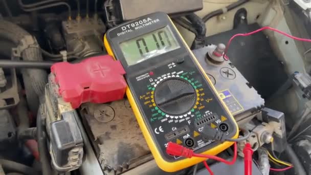 Elektrisk Multimeter Mäter Batterispänningen Bilen — Stockvideo