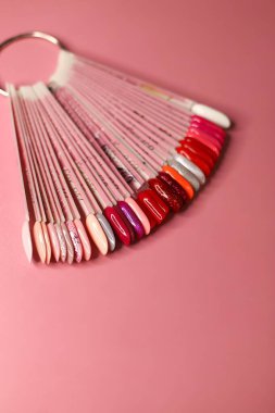 Renkli arka planda farklı makyajlı güzel manikür seti.