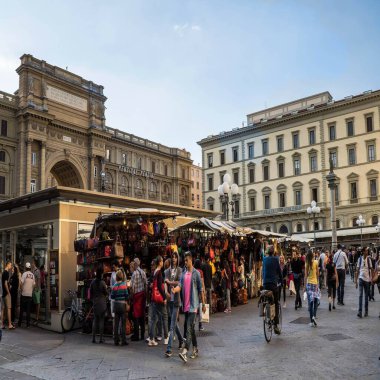 Milan, İtalya dolaylarında Eylül 2019: Madrid şehrinin sokaklarında yürüyen insanlar,