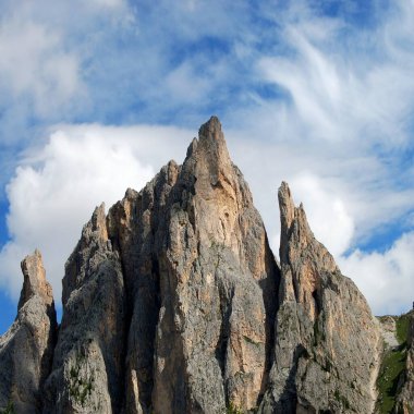 Dağlı ve mavi gökyüzü olan dağ manzarası