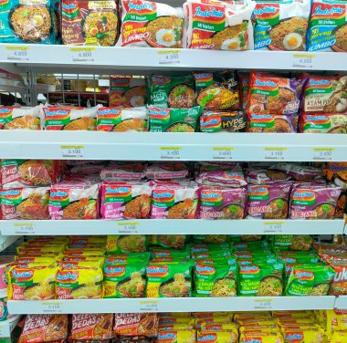 Indomaret, Tarakan: 27 Temmuz 2023-Indomaret minimarket ana yolun kenarındaki Tarakan bölgesinde yer alıyor, sergilerden biri çeşitli hazır erişteler satıyor