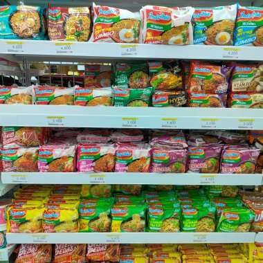 Indomaret, Tarakan: 27 Temmuz 2023-Indomaret minimarket ana yolun kenarındaki Tarakan bölgesinde yer alıyor, sergilerden biri çeşitli hazır erişteler satıyor