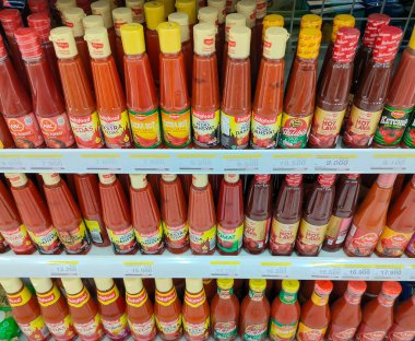 Indomaret, Tarakan: 27 Temmuz 2023-Indomaret minimarket ana yolun kenarındaki Tarakan bölgesinde yer alıyor, sergilerden biri çeşitli acı biber sosları satıyor